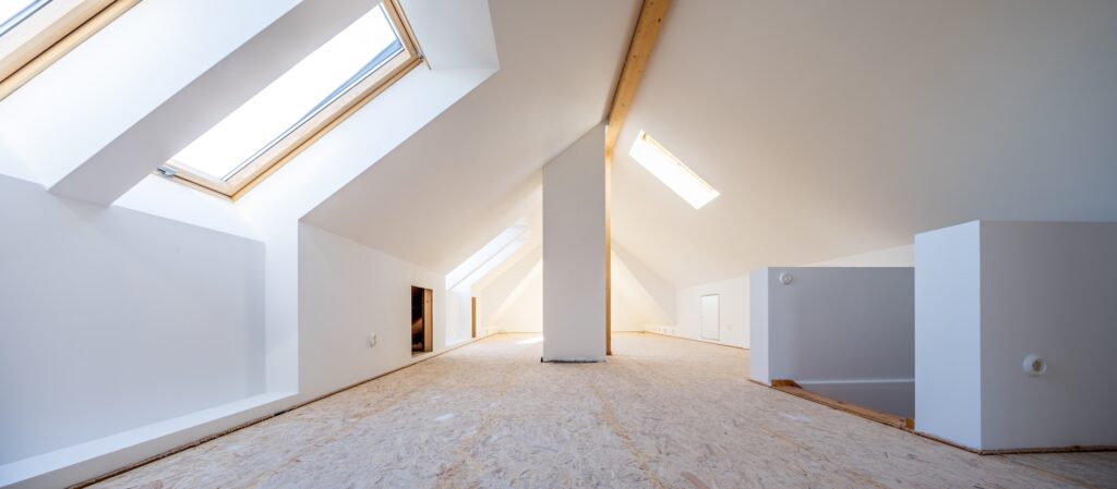 Dachausbau Fertig gestellt, heller Raum