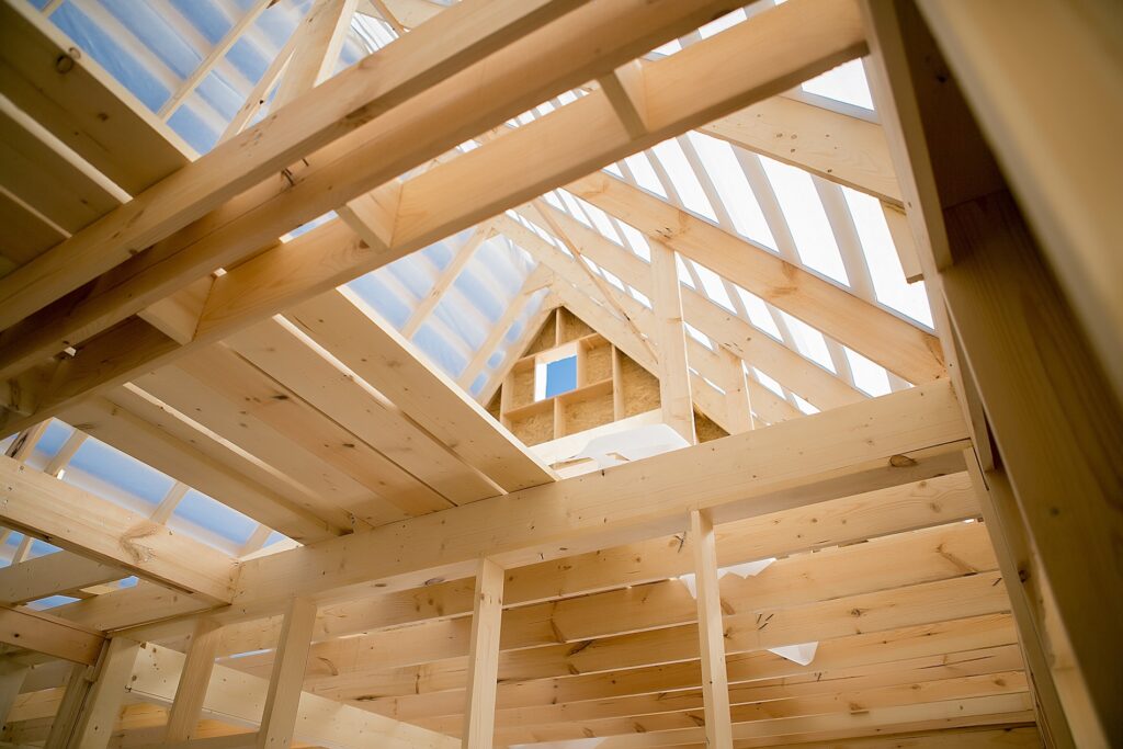 Dachstuhl aus Holz im Aufbau