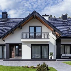 Haus mit Garten und neuen Dachziegeln